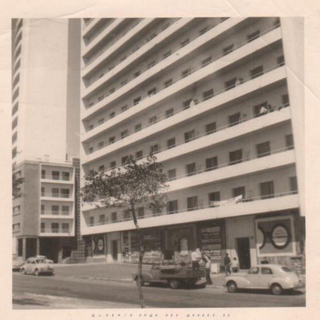 ORAN IMMEUBLES FACE A LA PREFECTURE ET PRES EGA 1962.JPG